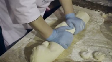 Mutfak at hamur yapma. Şef yoğurma hamur eller. Eller formu çiğ hamur