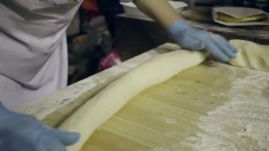 Haddeleme hamur ve parçalar halinde kesin. Hamur pişirme için hazırlanıyor. Hamur yapma