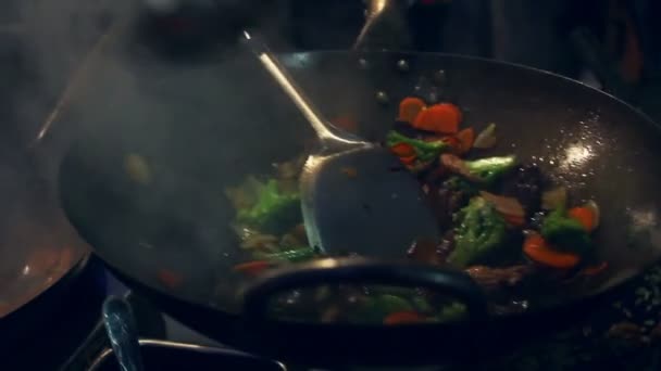 Wok kochen. Kochen asiatisches Essen. Koch kocht Gemüse in Wokpfanne — Stockvideo