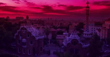 Barcelona'da Antoni Gaudi tarafından tasarlanan Park Guell. Barcelona'da gündoğumu