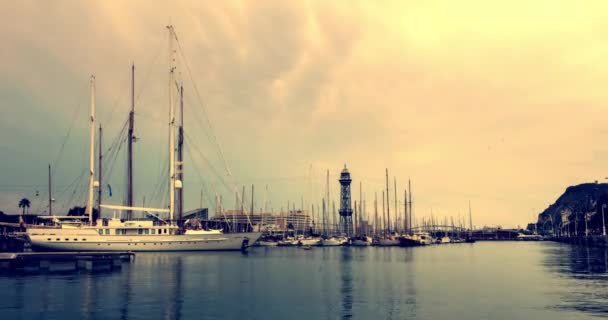 Port de yacht au coucher du soleil. Timelapse des nuages sur le ciel doré au-dessus de la marina de yacht — Video