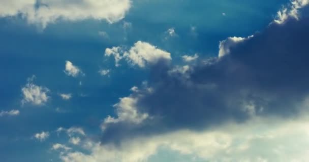 Clouds timelapse. Bonita paisagem nublada. Nuvens a rolar no céu. Nuvens céu — Vídeo de Stock