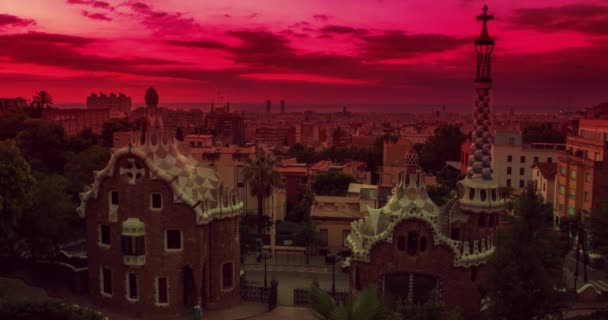 Monumentos de Barcelona. Vista de la ciudad al amanecer. Cielo del amanecer sobre Park Güell — Vídeos de Stock