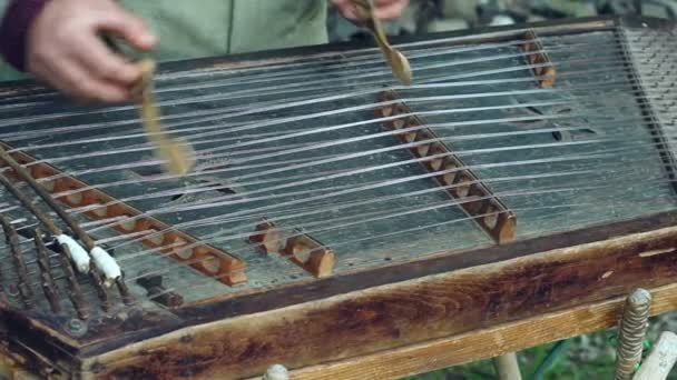 Musicien jouer sur cimbalom traditionnel. Instrument de musique traditionnel — Video