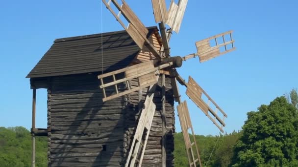 Windmolen op wind draaien. Close-up van oude molen op blauwe hemel — Stockvideo