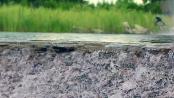 Cascata del fiume. Acqua limpida del fiume che scorre sopra cascata di pietra al rallentatore — Video Stock