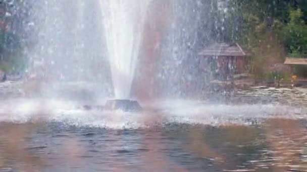 Fuente de jardín. Corrientes salpicadas de fuente de agua en cámara lenta — Vídeos de Stock