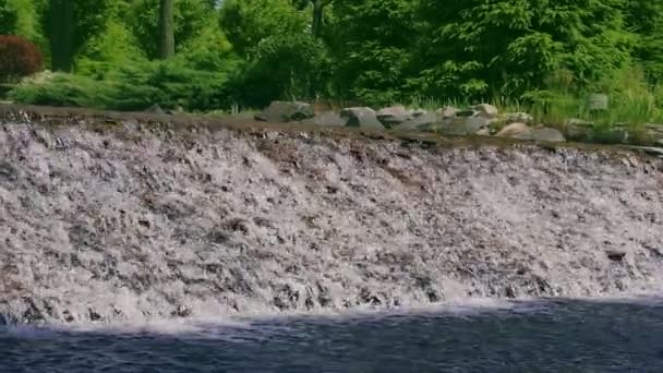 Strumień wody spada w dół nad kamień kaskada. Wodospad w zwolnionym tempie — Wideo stockowe
