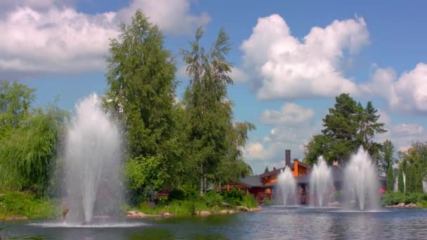 Fonteinen in stadspark. Natuur landschap met groene bomen, lake, fonteinen — Stockvideo