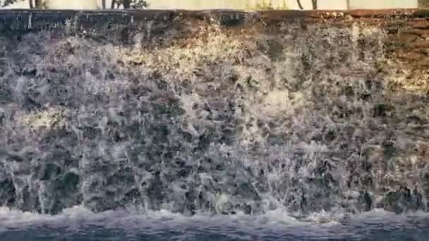 Primer plano de la cascada. Caída de agua. Cascada a la luz del sol. Agua que fluye sobre rocas — Vídeos de Stock