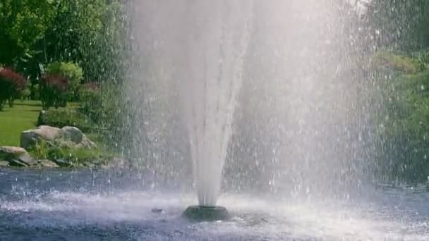 Brunnenwasser in Zeitlupe. Hohe Fontäne im Garten. Fontäne plätschert — Stockvideo