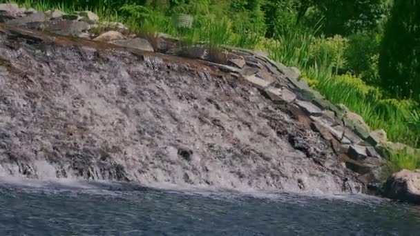 Rio que flui sobre cascata de pedra no parque da cidade. Água limpa que flui sobre rochas — Vídeo de Stock