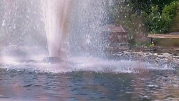 Fontaine à eau dans le parc. Flux éclaboussants de fontaine au ralenti — Video