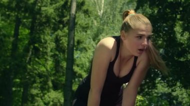 Kadın runner zor çalıştırdıktan sonra dinlenme. Yorgun kadın dinlenme