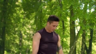 Fitness adamı parkta egzersiz yapıyor. Fitness egzersizi. Spor adam açık ısınma
