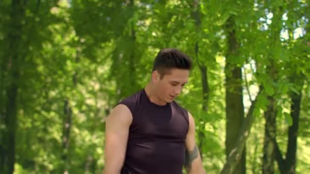 Hombre de fitness haciendo ejercicio en el parque. Ejercicio físico. Deporte chico calentando al aire libre — Vídeos de Stock