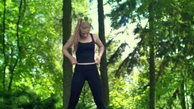 Kollarını marathone açık çalıştırmaya hazırlanma uzanan kadın