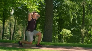 Fitness adam lunges egzersizleri bacak vücut geliştirme için yapıyor. Çalışma dışarı.