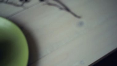 Gözleme kahvaltısı. Mutfak masasında yeşil tabak ta tatlı krep yığını
