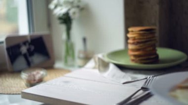 Beyaz tabakta kızarmış yumurta ve tost ekmeği dilimleri