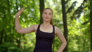 Fitness kadın açık germe. Yaz Park Fitness eğitimi