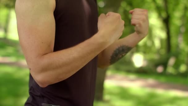 야외 피트 니스 운동을 하 고 남자입니다. 피트 니스 남자 손목 스트레칭의 클로즈업 — 비디오