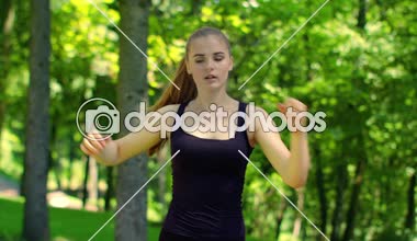 Kadın fitness egzersizleri yeşil park bahar yapıyor. Kadın atlet ısınmak