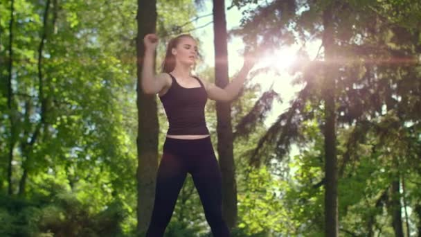 Nő, nyúlik a parkban este. Fiatal női futó bemelegítés a szabadtéri — Stock videók