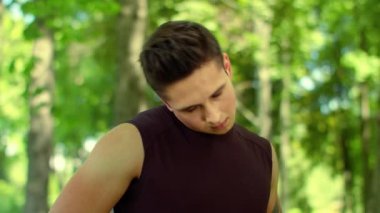 Sportif adam için boyun germe egzersiz yapmak. Genç adam açık eğitim