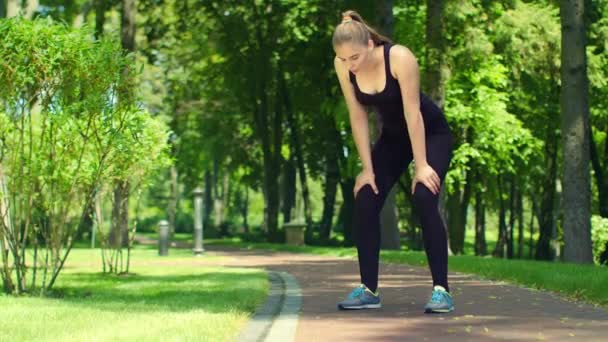 Kvinnan andas efter springa maraton utomhus. Trött kvinnliga löpare — Stockvideo