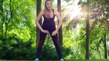 Kadın parkta sabah germe. Kadın açık egzersiz