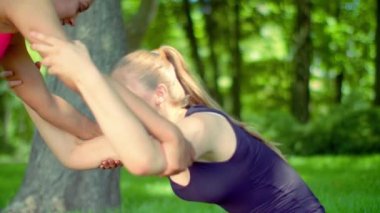 Sarışın kadın arkadaş açık yardımıyla germe. Spor kadın germe