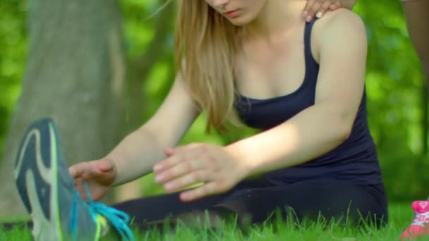 Fit menina esticando no parque. Close-up de mulher loira expressando emoção negativa — Vídeo de Stock