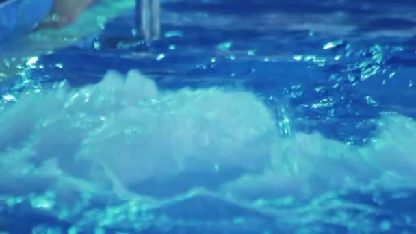 Spruzzi d'acqua nella vasca idromassaggio. Acqua increspata in piscina blu — Video Stock