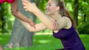 Germe egzersizleri açık. Kafkas kadın parkta germe