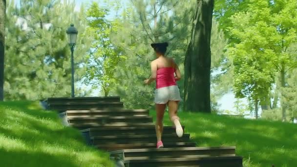 Vrouw aanloop van de trap in slow motion. Meisje draait op trap in park — Stockvideo