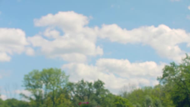 Fitness kvinna kör i slow motion på bakgrund av blå himmel med moln — Stockvideo