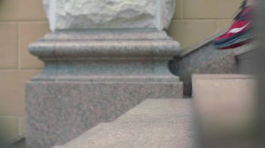 Adam bacaklarda koşu merdivenlerden aşağı yürüyüş ayakkabıları. Spor ayakkabı bacaklarda closeup