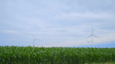 Rüzgar jeneratörleri alan. Rüzgar jeneratörleri manzara. Rüzgar türbinleri çiftliği