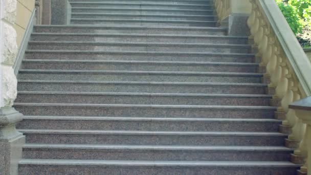 Escaleras de la ciudad vieja. Antigua escalera de piedra. Detalle de arquitectura. Escalones de piedra — Vídeos de Stock