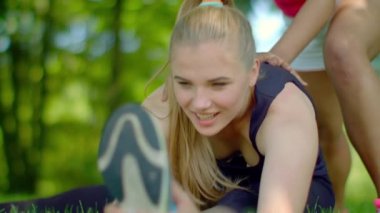 Kız açık havada germe egzersiz yapıyor. Parkta germe egzersizi