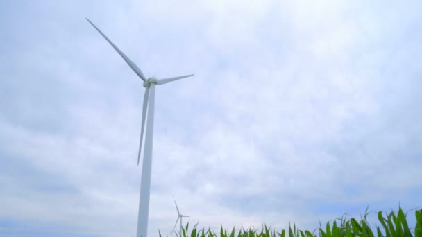 Wind power generator against cloudy sky. Wind turbine against sky — Αρχείο Βίντεο