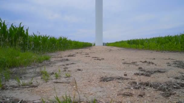 Une éolienne. Générateur éolien. Panoramique des pales du sol à l'éolienne — Video