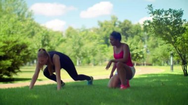 Parkta egzersiz genç kadınlar. Fitness Egzersiz açık