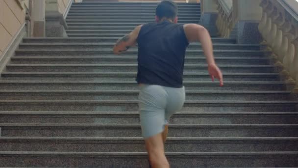 L'homme monte les escaliers au ralenti. Fitness homme courant à l'étage — Video