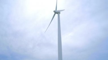 Rüzgar jeneratörü. Rüzgar enerjisi üreten rüzgar türbini