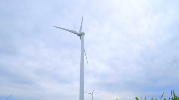 Gerador de vento contra céu nublado. Turbinas eólicas geradoras de energia eólica — Vídeo de Stock