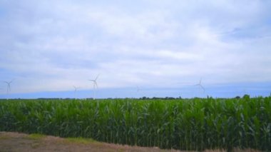 Rüzgar türbinleri manzara. Yenilenebilir enerji kaynağı. Rüzgar türbinleri çiftliği