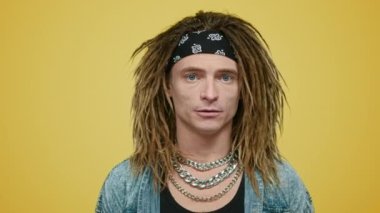 Masumu oynatan adam. İfadeyi bilmiyorum. Sallanan omuzlar