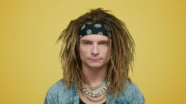 Stüdyoda duran ciddi bir adam. Kameraya gülümseyen yakışıklı adamın portresi.